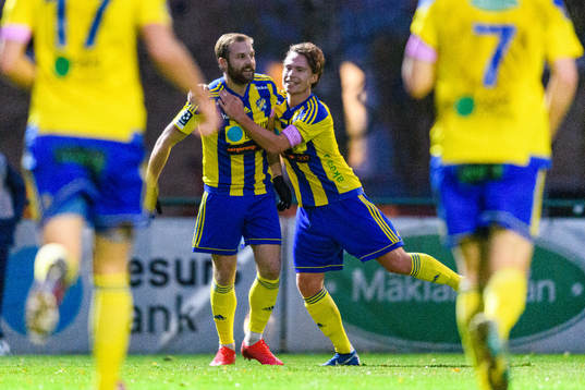 Eskilsminnes Emil Åberg jublar med Filip Ottosson