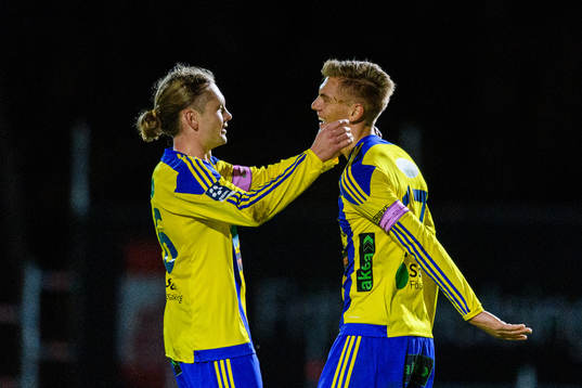 Eskilsminnes Dennis Olsson jublar med Jesper Lundborg