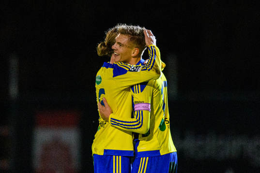 Eskilsminnes Dennis Olsson jublar med Jesper Lundborg