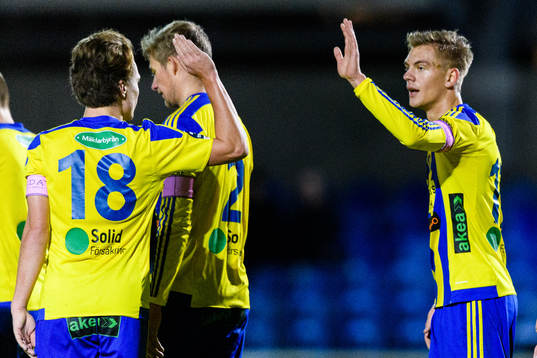 Eskilsminnes Dennis Olsson jublar med Filip Ottosson