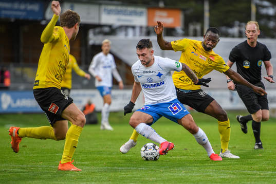 Mjällbys Joel Nilsson och Moses Ogbu försvarar mot IFK