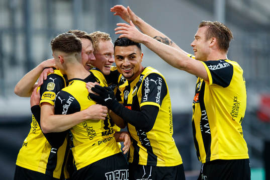 Häckens spelare jublar med Viktor Lundberg
