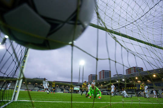 Häckens Viktor Lundberg skjuter 1-0 bakom Östersunds