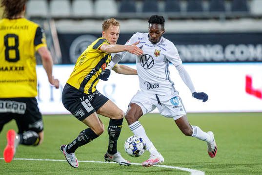 Häckens Gustav Berggren och Östersunds Blair Turgott