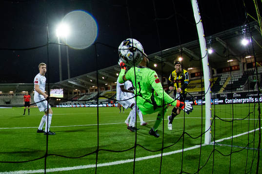 Häckens Rasmus Lindgren nickar in 2-1 bakom Östersunds