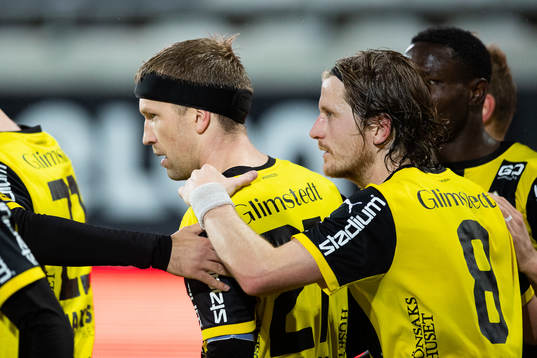 Häckens Rasmus Lindgren jublar med lagkamrater