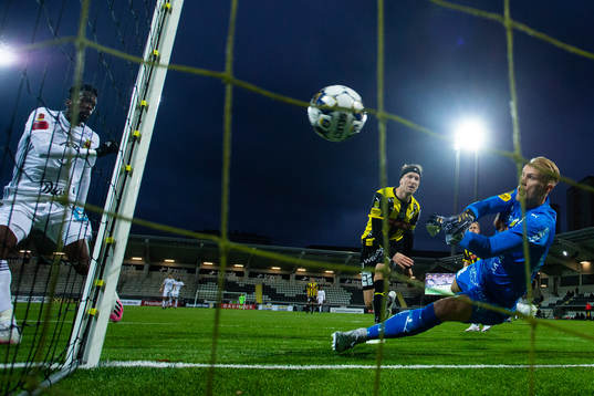 Östersunds Blair Turgott kvitterar till 1-1 bakom Häckens