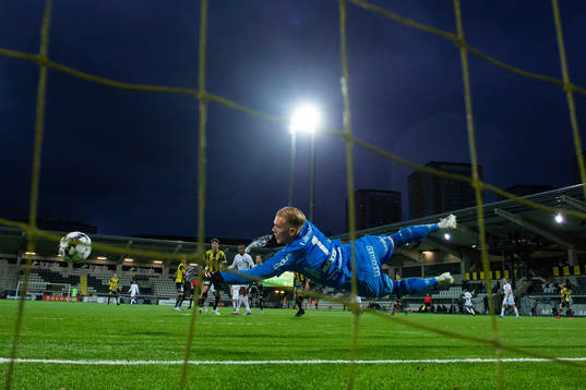 Häckens målvakt Pontus Dahlberg räddar ett skott