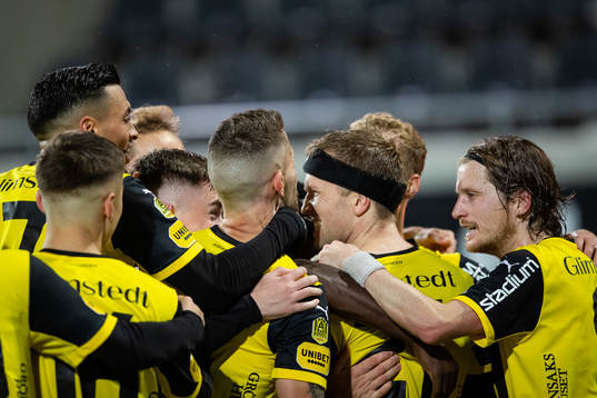 Häckens Rasmus Lindgren jublar med lagkamrater