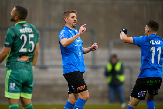 Halmstads Mikael Boman och Samuel Kroon jublar