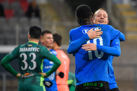 Halmstads Joel Allansson och Sadat Karim jublar