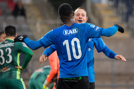 Halmstads Joel Allansson jublar med Sadat Karim