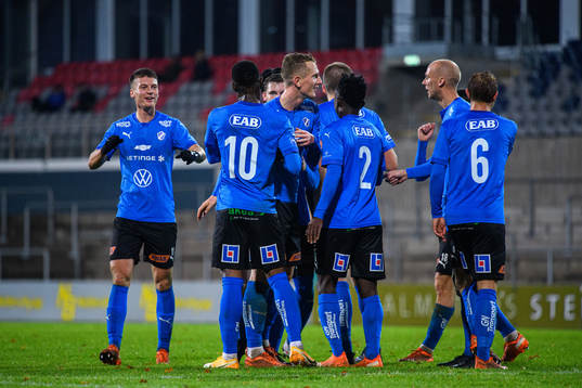 Halmstads spelare jublar med Sadat Karim