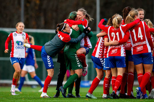 Mimmi Löfwenius Veum and the players of Lyn celebrate
