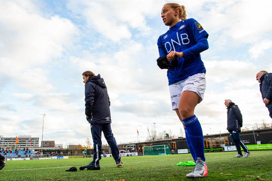 Rikke Bogetveit Nygaard of Vålerenga prepares to come