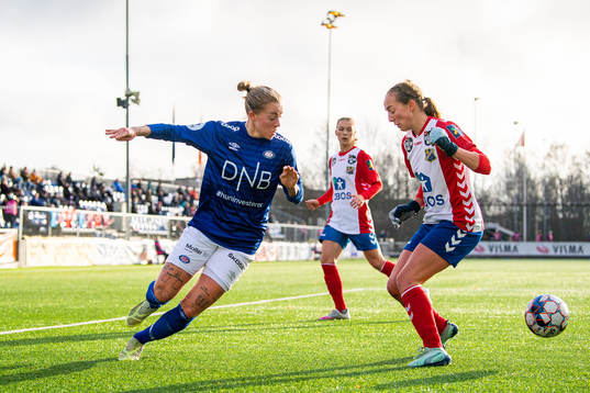 Marie Dølvik Markussen of Vålerenga and Emilie Raaum