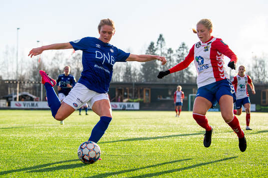 Rikke Marie Madsen of Vålerenga and Iselin Sandnes Olsen