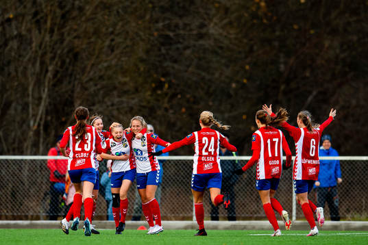Runa Lillegård of Lyn celebrates with Camilla Linberg and