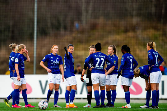 Sherida Spitse and her teammates of Vålerenga look dejected