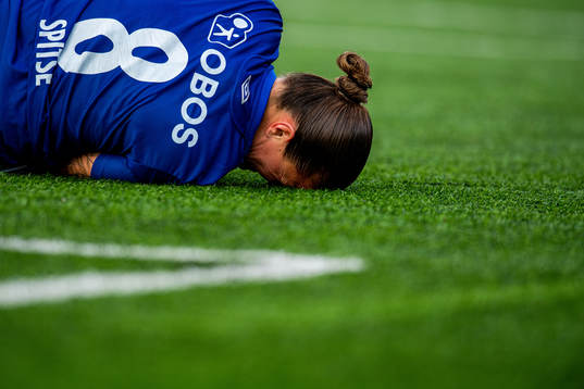 Sherida Spitse of Vålerenga in pain