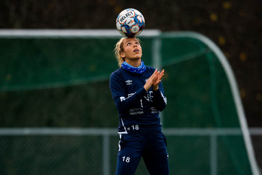 Celin Bizet Ildhusøy of Vålerenga warms up