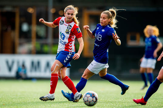 Selma Hernes of Lyn and Sigrid Heien Hansen of Vålerenga
