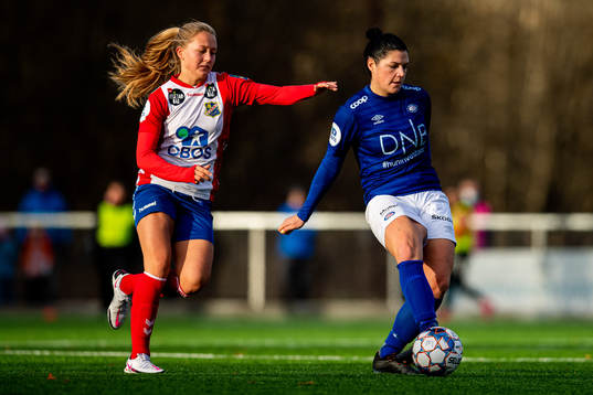 Camilla Linberg of Lyn and Dejana Stefanovic of Vålerenga