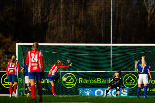 Camilla Linberg of Lyn scores the 1-1 goal