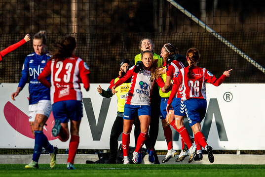 Camilla Linberg of Lyn celebrates with teammates