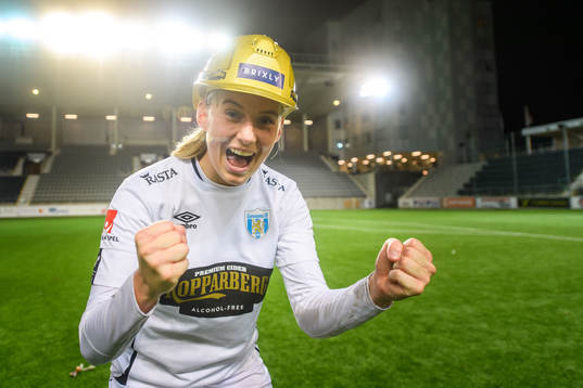Göteborgs Stina Blackstenius jublar över SM-guldet