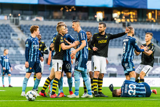 s Sebastian Larsson och Kolbeinn Sigthorsson i en dispyt