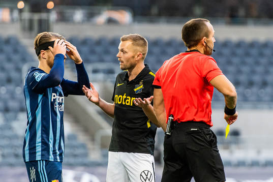s Sebastian Larsson varnas av domare Kaspar Sjöberg