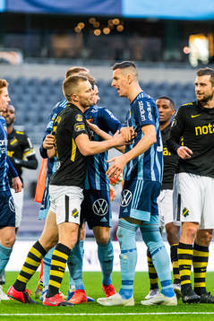 s Sebastian Larsson och Kolbeinn Sigthorsson i en dispyt