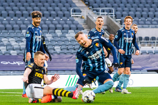 s Sebastian Larsson glidtacklar Fredrik Ulvestad