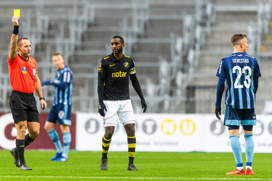 s Henok Goitom ser domare Kaspar Sjöberg varnar