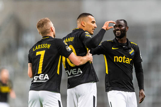 s Nabil Bahoui jublar med Sebastian Larsson