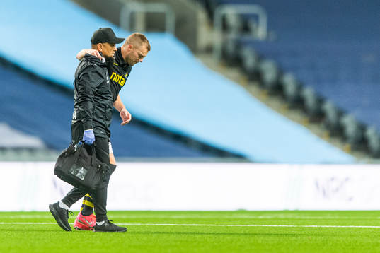 s Sebastian Larsson hjälps av plan