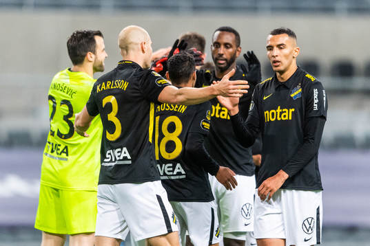 s Nabil Bahoui jublar med lagkamrater