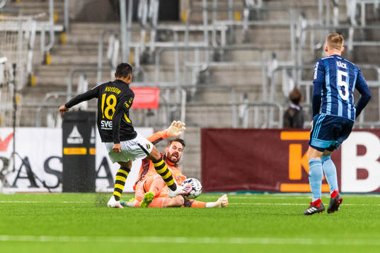 s Bilal Hussein och Djurgårdens målvakt Tommi Vaiho