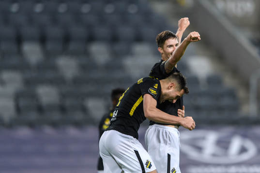 s Sotirios Papagiannopoulos och Mikael Lustig jublar
