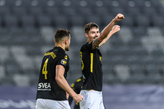 s Sotirios Papagiannopoulos och Mikael Lustig jublar