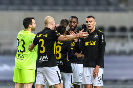 s Nabil Bahoui jublar med lagkamrater