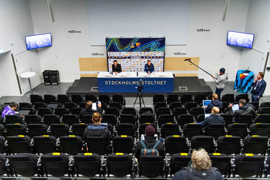 s tränare Bartosz Grzelak och Djurgårdens tränare Kim