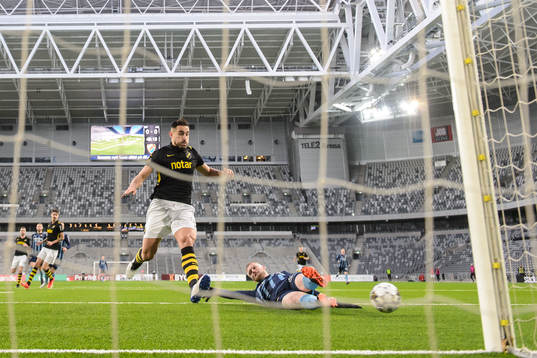 s Sotirios Papagiannopoulos och Djurgårdens Kalle Holmberg