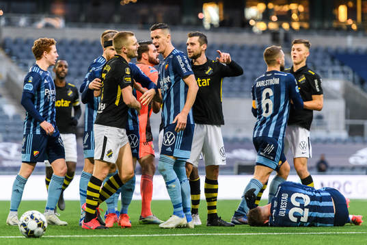 s Sebastian Larsson i dispyt med Djurgårdens Haris