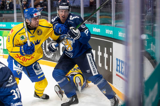 Jere Sallinen #76, FIN tackles to Andreas Wingerli #24,