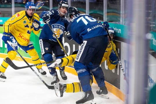 Jere Sallinen #76, FIN tackles to Andreas Wingerli #24,
