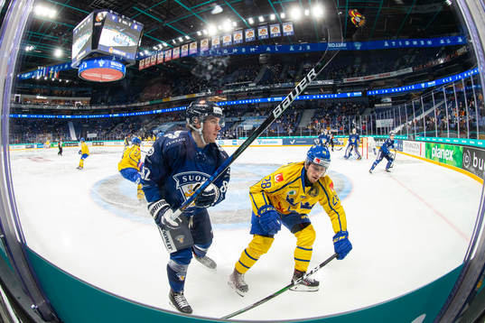 Aleksi Saarela #82, FIN, Jesper Fröden #28, SWE