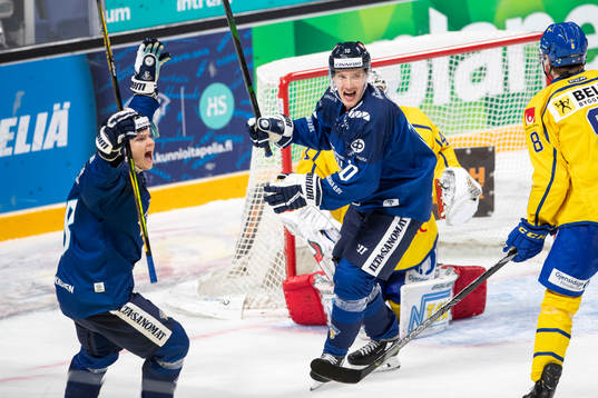 Eemeli Suomi #10, FIN cheering Vili Saarijärvi #18, FIN