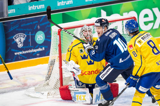Eemeli Suomi #10, FIN cheering Vili Saarijärvi #18, FIN